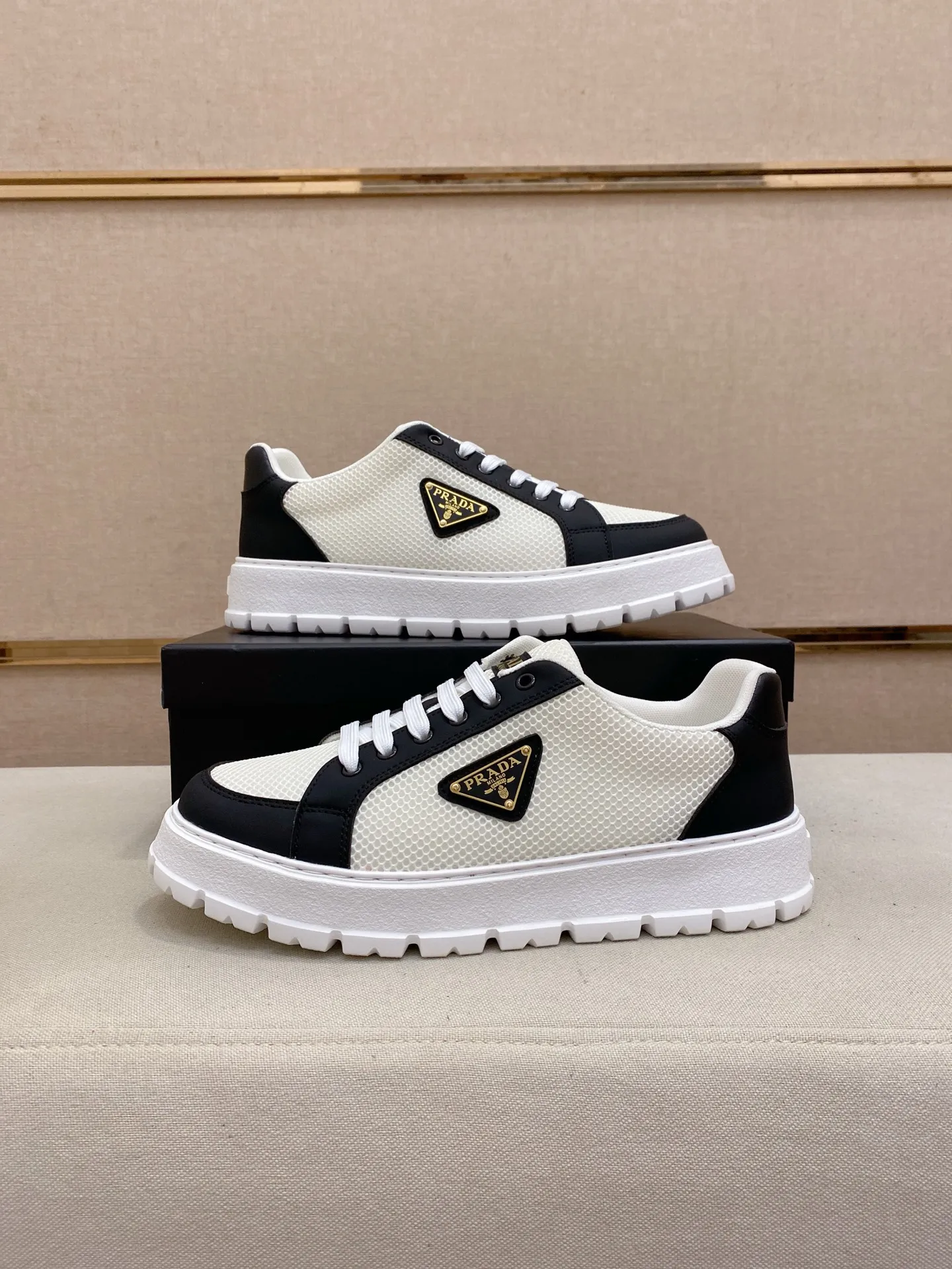 Men's men's shoes💰: 440💰[Prada～Prada] Trendy new styles are on the market. Same style as the official website. Counter quality. Original version. [Strong] [Strong] Imported selected first-layer cowhide. Comfortable and breathable sheepskin lining, fine workmanship, upper layer made of 100% pure cowhide, original last shape, comfortable on the feet, shoe sizes 38 to 44